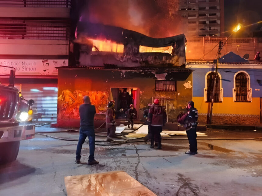Bomberos de Caracas sofocan incendio estructural en la avenida Andrés Bello