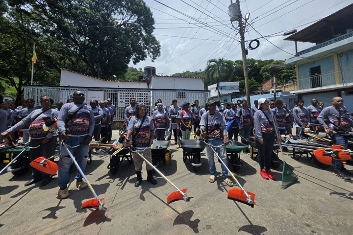 Brigadas de limpieza y desmalezamiento optimizan vialidad de La Guaira