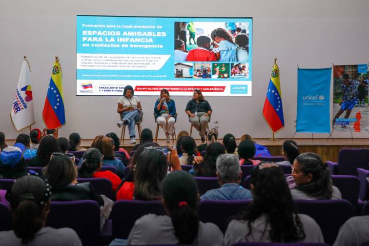 Capacitan a brigadistas en Caracas para reforzar protección infantil en contingencias