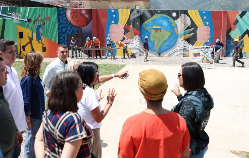 Presidenta Delcy Rodríguez constató despliegue del Plan de Recuperación de Escuelas en Catia