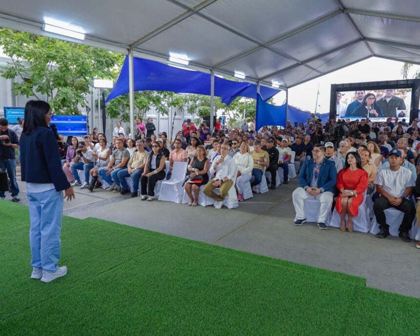 Presidenta Delcy Rodríguez reactiva comercios estratégicos y entrega financiamientos en La Guaira