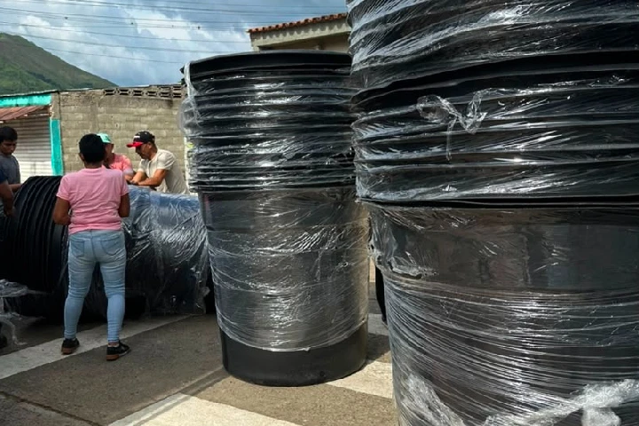 Familias de San Casimiro reciben 136 tanques de agua aprobados en consulta popular
