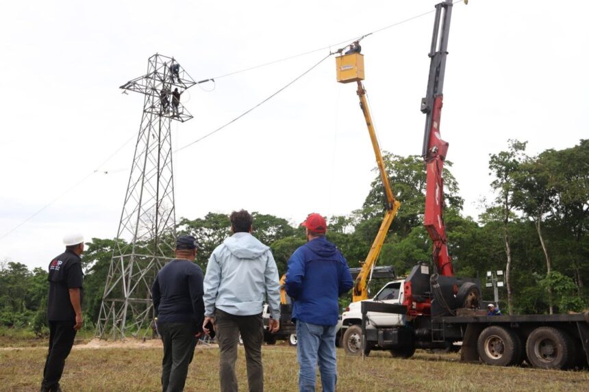 Tras 62 horas de labores ininterrumpidas levantan torres eléctricas en Punceres