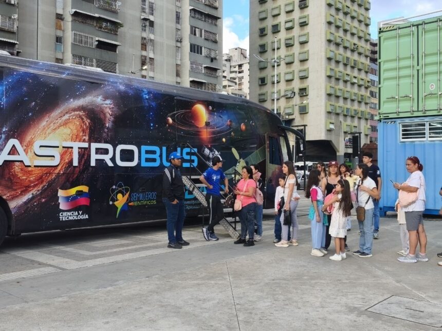 Niños participan en jornada de observación del cosmos en Plaza La Juventud
