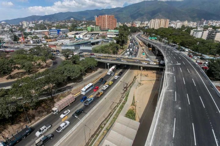 Reabren el paso vehicular en la autopista Valle-Coche tras labores de despeje por lluvias