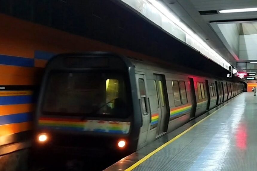 Metro de Caracas ejecuta labores de saneamiento en la estación Mercado tras inundación por la Onda Tropical N° 40