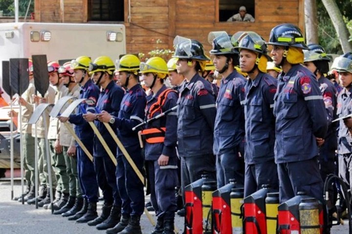 Ministro Pérez Pirela honra labor de los bomberos del país por su entrega para servir