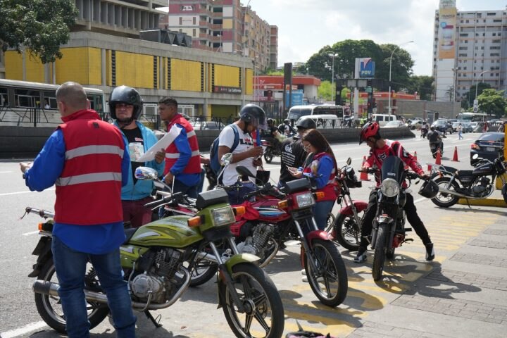 Elaboran normas para proteger a repartidores y al transporte por aplicaciones digitales