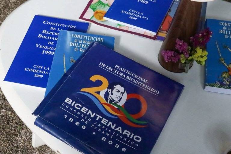 Programa «Brújula de Soberanía» lleva la lectura de la Constitución al campamento transitorio César Rengifo