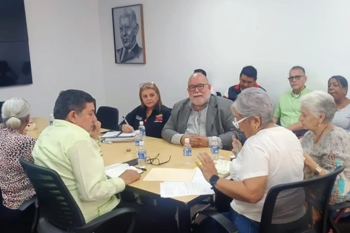 Autoridades diseñan plan para incluir seguridad vial en currículo escolar nacional