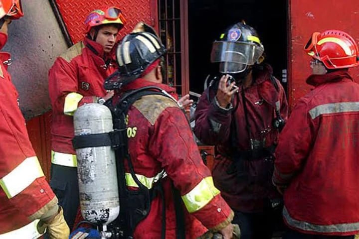Bomberos de Caracas rescatan a más de 20 personas tras colapso estructural en Santa Rosalía
