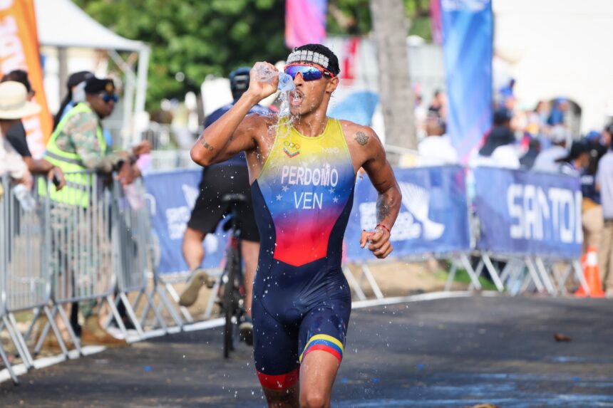 Triatlón vistió bronce en equipos