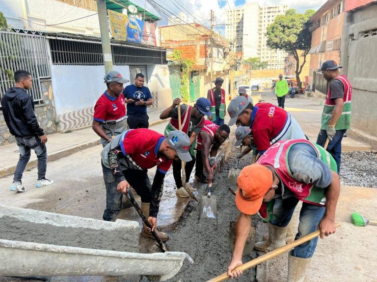 MinAguas y Alcaldía de Caracas inspeccionan servicio hídrico en Los Jardines del Valle