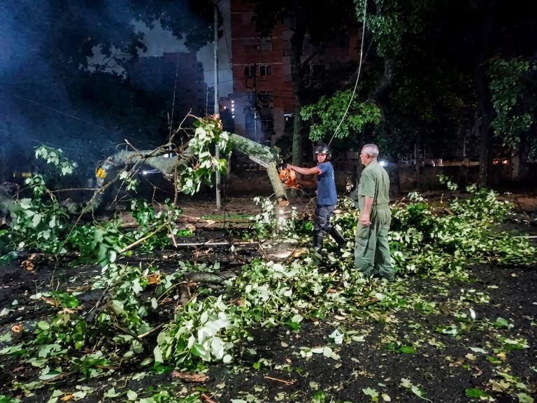 Desplegados cuerpos de seguridad y maquinaria para atender emergencia por lluvias en la Gran Caracas