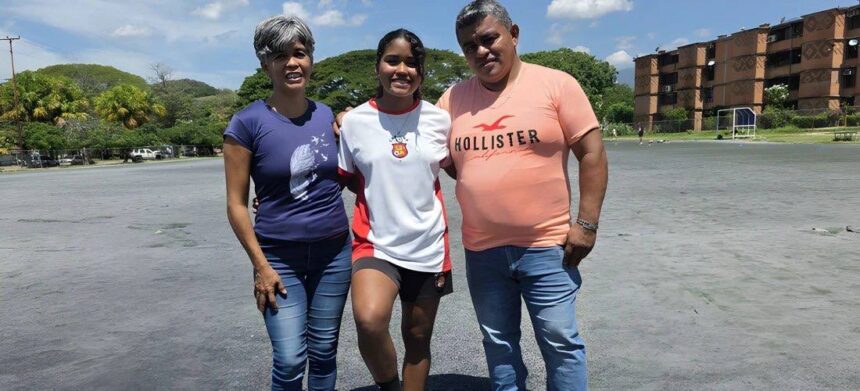 Entregan auxiliar auditivo a joven atleta para impulsar su desarrollo deportivo