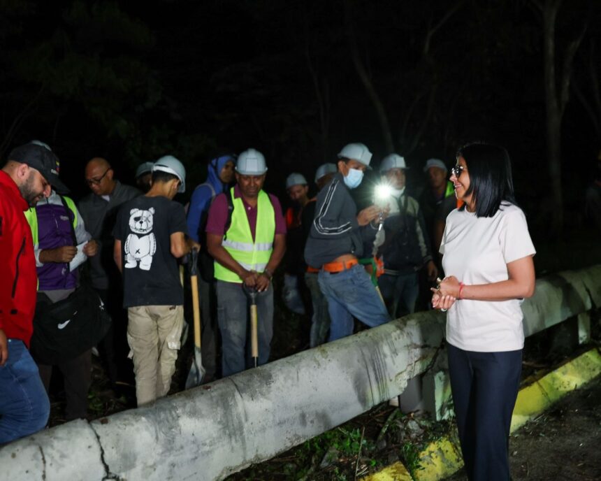 Presidenta Delcy Rodríguez supervisa la noche de este domingo trabajos de despeje vial tras fuertes lluvias en Caracas