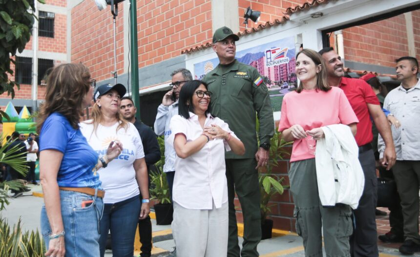 Presidenta Delcy Rodríguez entrega edificios recuperados tras sismos en urbanismo Ana Victoria de La Guaira