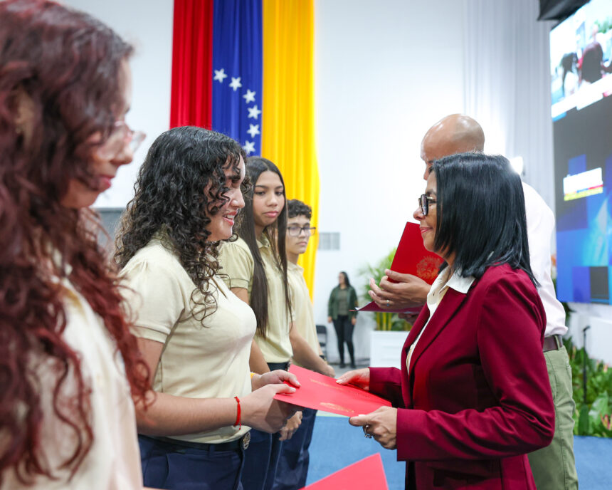 Presidenta Delcy Rodríguez reconoce mérito estudiantil a 439 bachilleres con mejor promedio académico