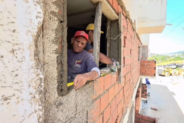 Avanza en 48 % la recuperación de la Torre 6 del Urbanismo Cacique Caribe en La Guaira