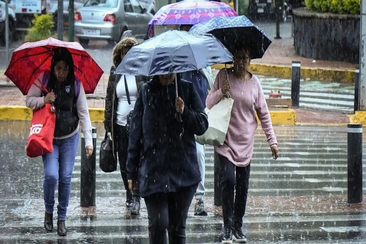 Lluvias y chubascos persisten este miércoles en buena parte del país