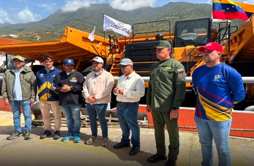 Maquinaria pesada llega a La Guaira para acelerar recolección de escombros