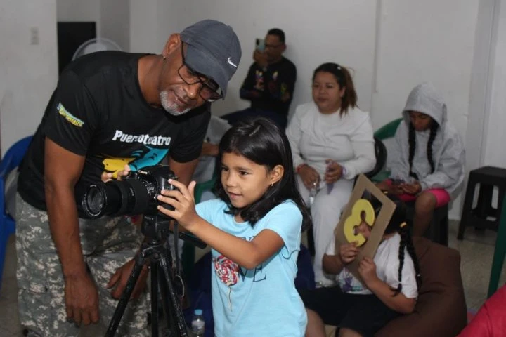 Niños exploran la magia de la fotografía en el campamento transitorio Misión Cultura