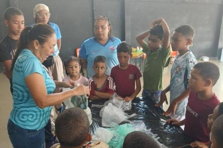 Niños y adultos aprenden artesanía en arcilla en la casa cultural de Tacarigua