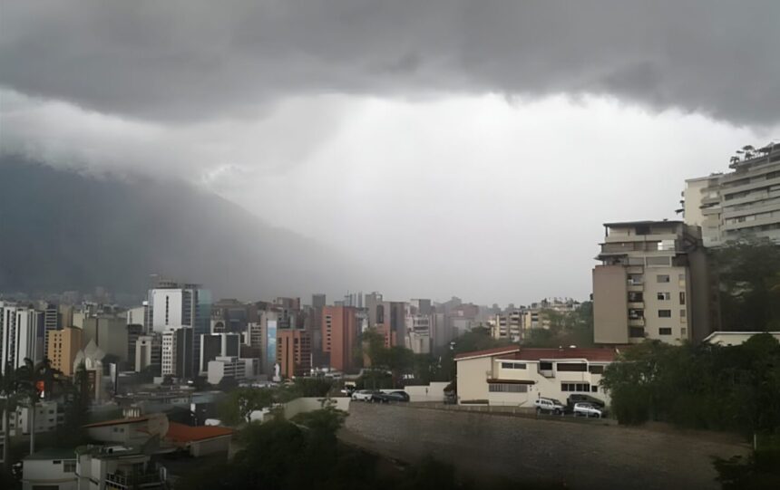 Onda tropical número 42 se desplaza sobre el oriente este jueves
