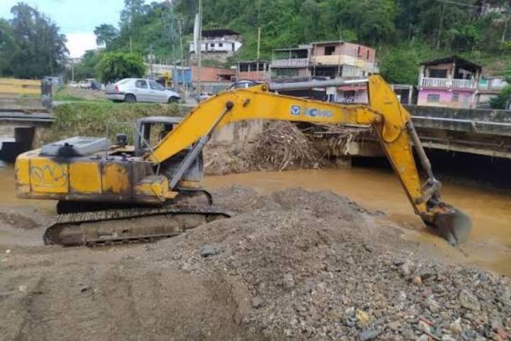 Realizan labores de dragado en los Teques para mitigar riesgo en las zonas