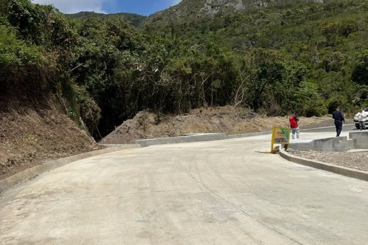 Recuperan tramo vial Hato Arriba para impulsar producción agrícola en municipio Morán