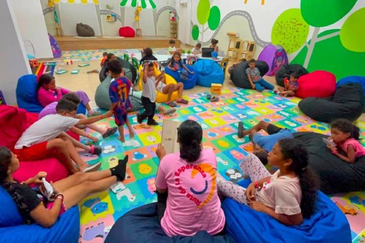 Ruta de la Esperanza llevó teatro y lectura a los niños del campamento transitorio en Chacao