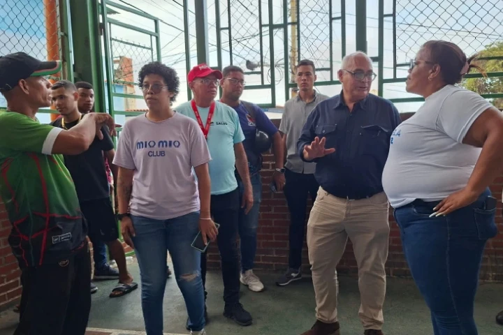 Supervisan atención integral en Campamento Transitorio en La Guaira