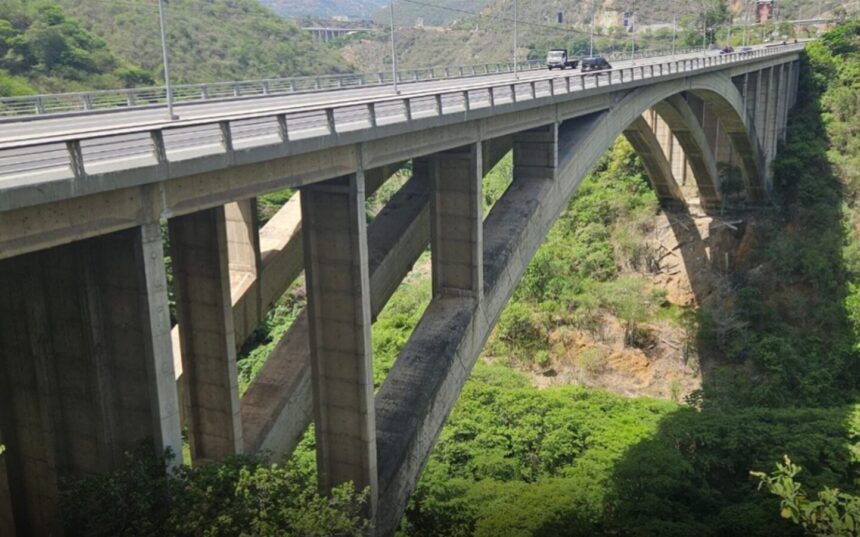 Sustituyen cuatro juntas de dilatación para reforzar la seguridad del Viaducto N° 1 de la Caracas-La Guaira