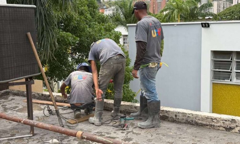 Progresa impermeabilización de 2.500 metros cuadrados en la Facultad de Medicina de la UCV