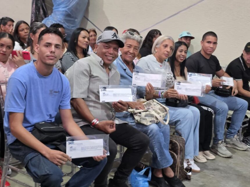 Emprendedores guaireños recibieron créditos de la banca privada