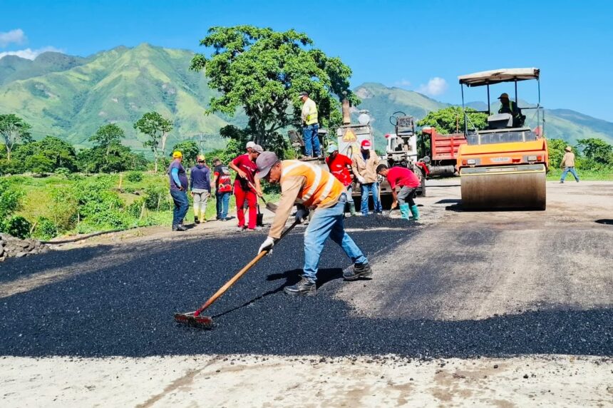 Avanza la aplicación de 650 toneladas de asfalto para conectar Cumanacoa y San Salvador en Sucre