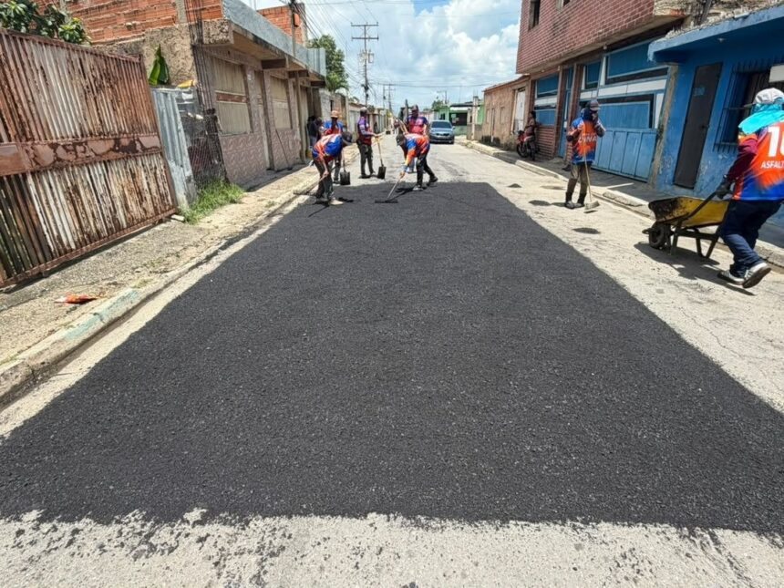 Rehabilitan anillo vial de la comunidad Bicentenario en Valencia con más de 240 toneladas de asfalto