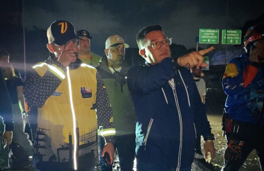 Autoridades atienden emergencia en la autopista Valle-Coche tras desbordamiento del río Guaire por la Onda Tropical N° 40