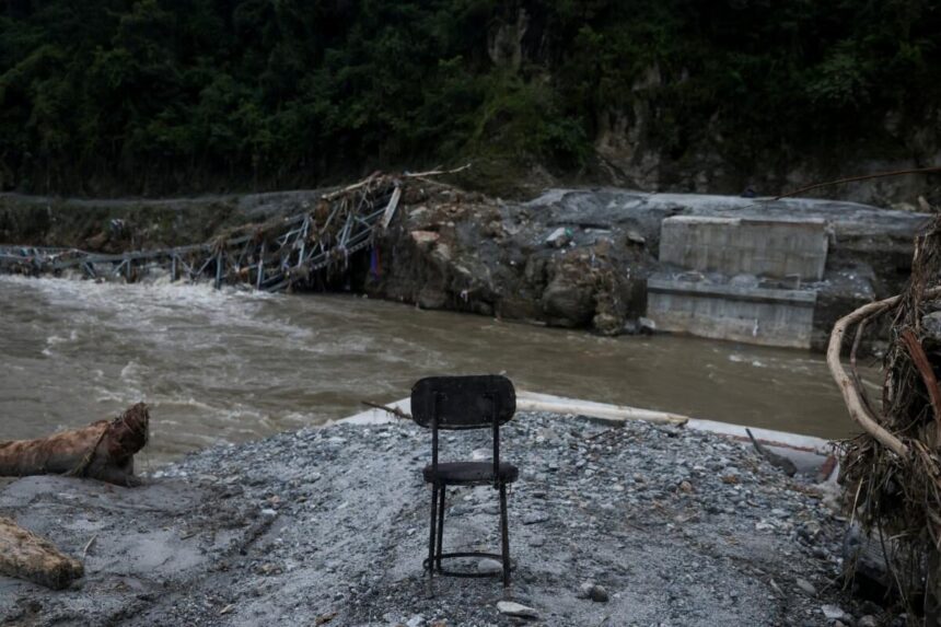 Más de 2 mil 400 desaparecidos por alud e inundaciones en Nepal y China