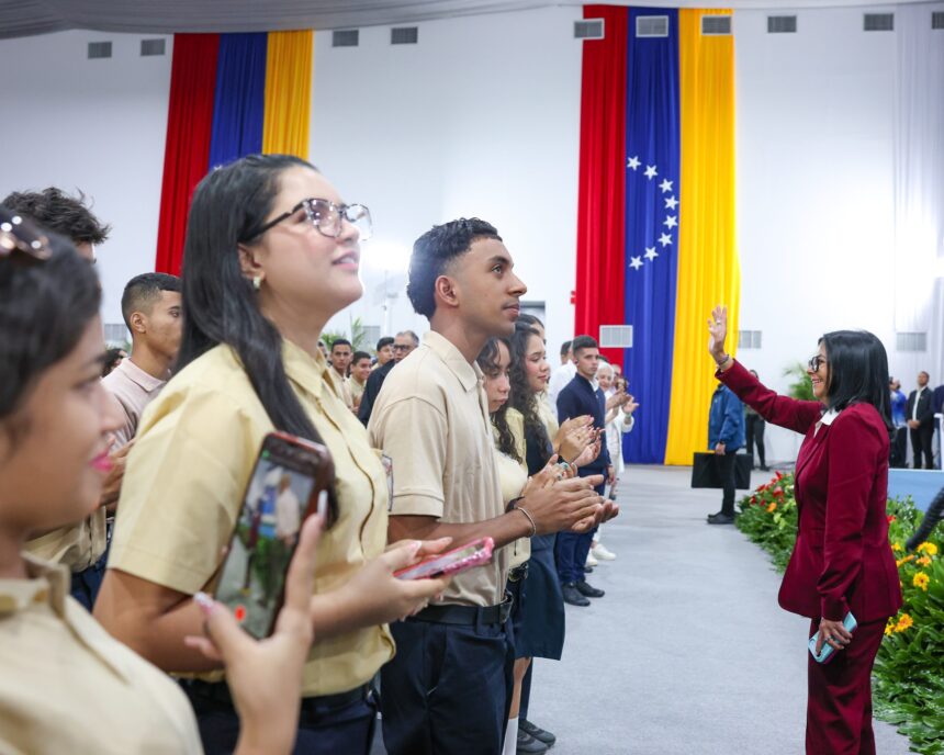 Mandataria Nacional reafirma la educación basada en el legado de Simón Bolívar