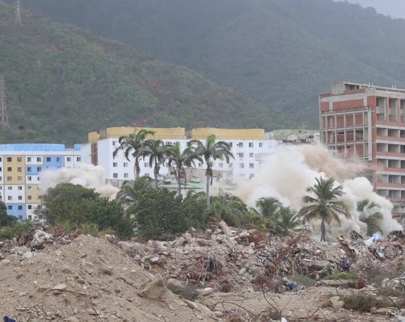 Supervisan la demolición con explosivos del edificio Residencias Newport en Caraballeda