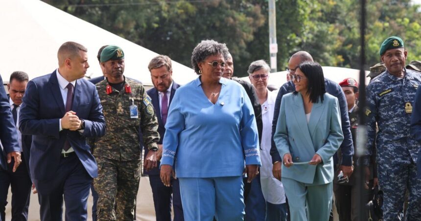 Presidenta Delcy Rodríguez supervisa junto Mia Mottley labores del Hospital Barbadense instalado en Guarenas tras terremotos