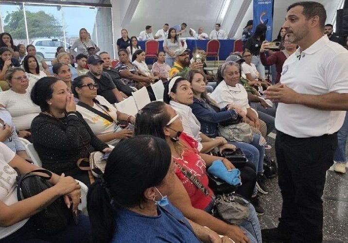 Emprendedores de La Guaira reciben financiamiento para levantar sus comercios