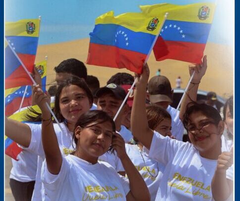 Presidenta Delcy Rodríguez rinde homenaje a la bandera nacional en su día