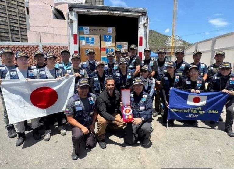Venezuela otorga Condecoración José María España a delegación médica de Japón