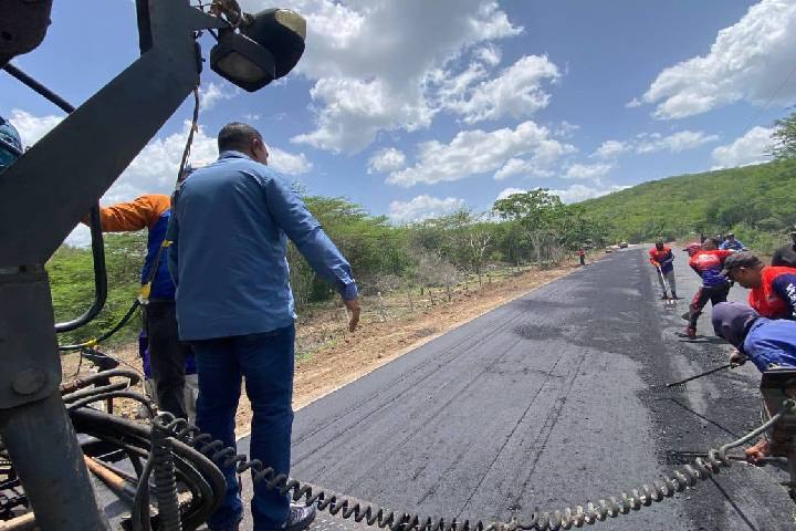Aplican más de mil 500 toneladas de asfalto en la vialidad Coro-Churuguara