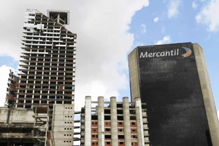 Torre de David en Caracas es inspeccionada para evaluar planes de recuperación