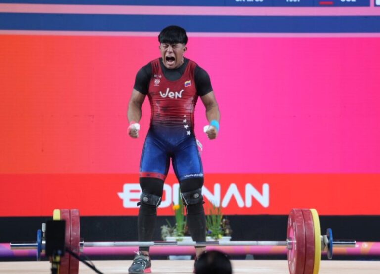 Ángel Rodríguez celebra con medalla de oro y récord mundial en pesas Suramericanos 2026.