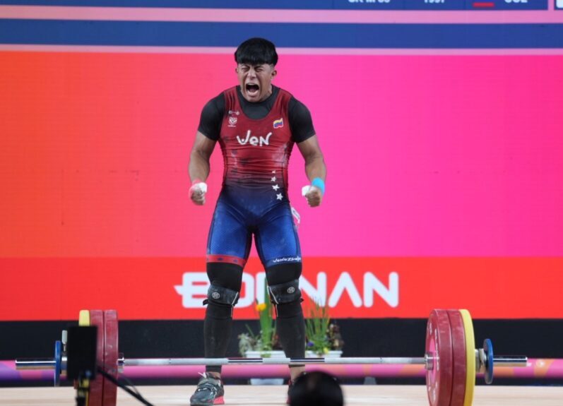 Ángel Rodríguez celebra con medalla de oro y récord mundial en pesas Suramericanos 2026.