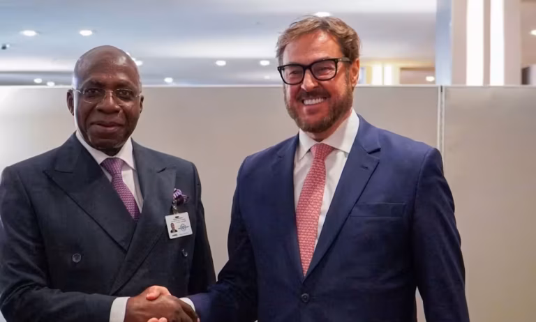 Angola y Venezuela revisan agenda de cooperación en materia energética y comercial